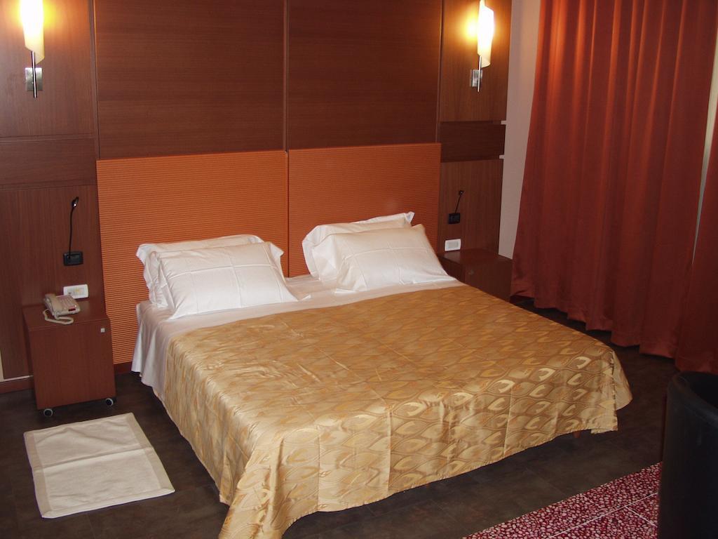 Hotel Mareschi Palace ノヴァーラ エクステリア 写真
