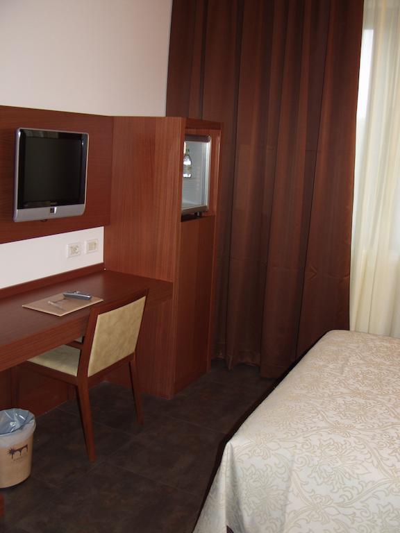 Hotel Mareschi Palace ノヴァーラ エクステリア 写真