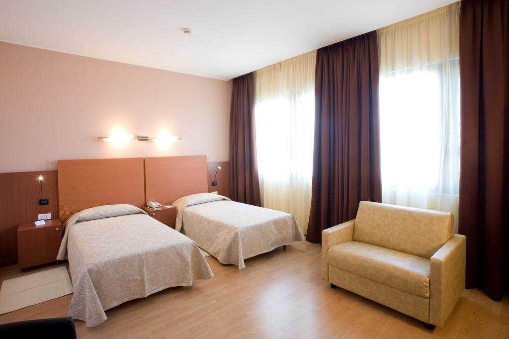 Hotel Mareschi Palace ノヴァーラ エクステリア 写真